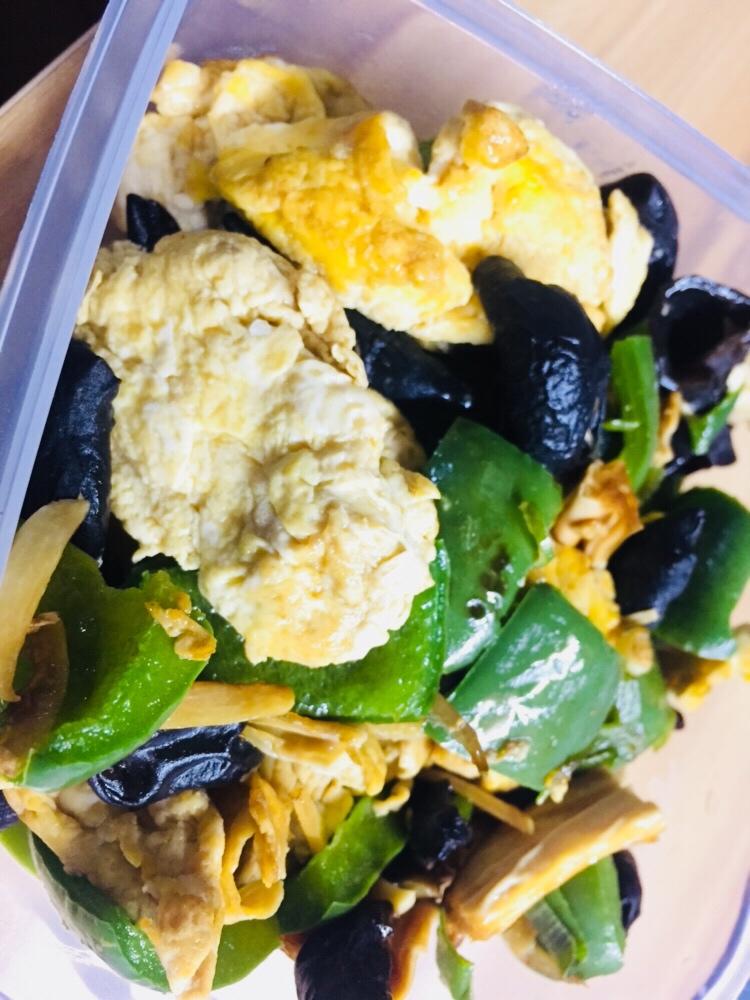 黑木耳青椒炒鸡蛋（营养又下饭）