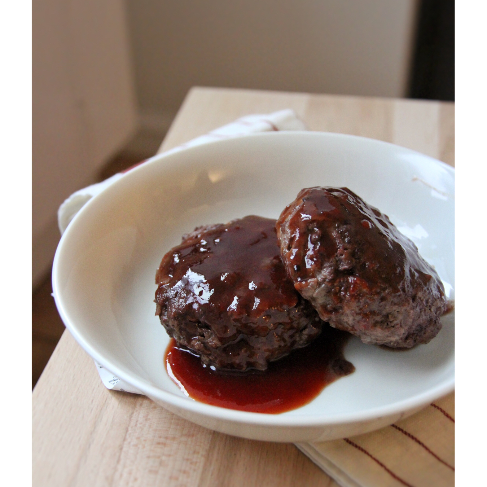 浇在汉堡排上的demi-glace sauce