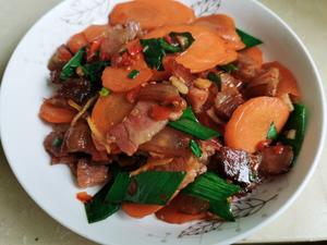 香脆下饭的胡萝卜炒腊肉的做法 步骤7