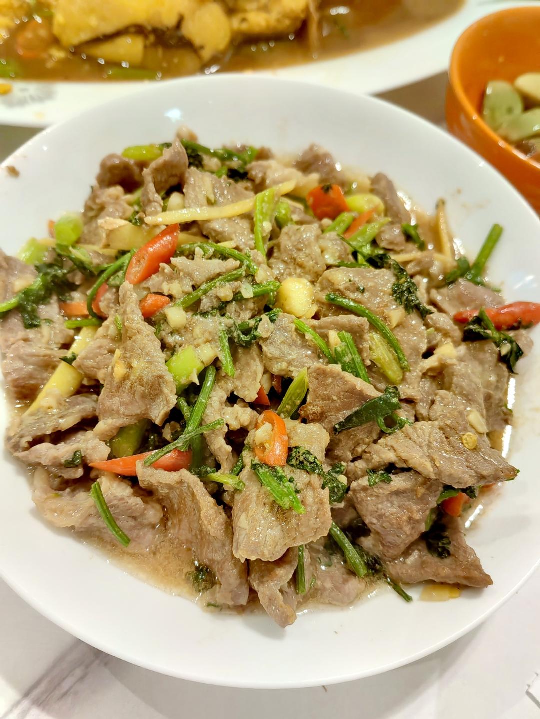 香菜炒牛肉，香辣下饭，爱吃香菜的朋友看过来，拌饭绝了