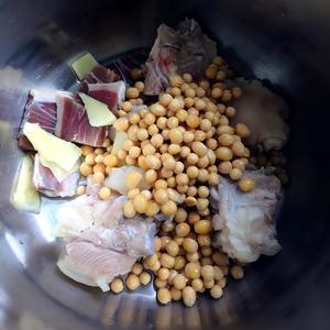 黄豆咸腿猪蹄汤的做法 步骤1