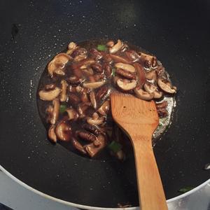 香菇油饭的做法 步骤5