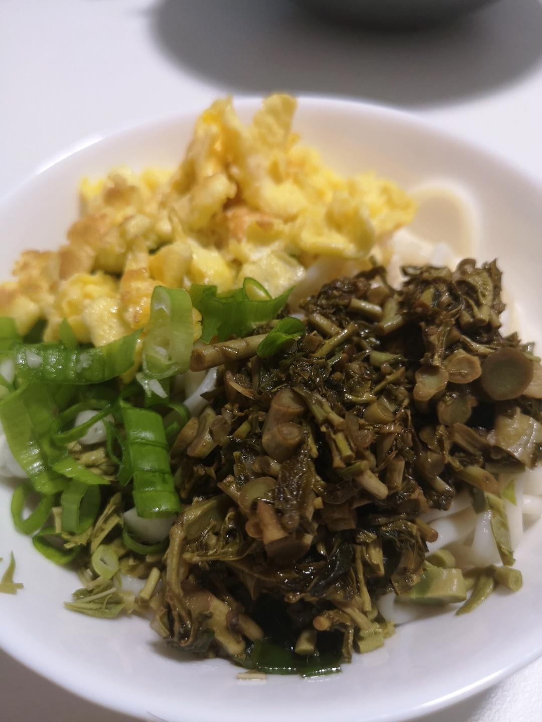 好吃到忘记体重的香椿拌面～～