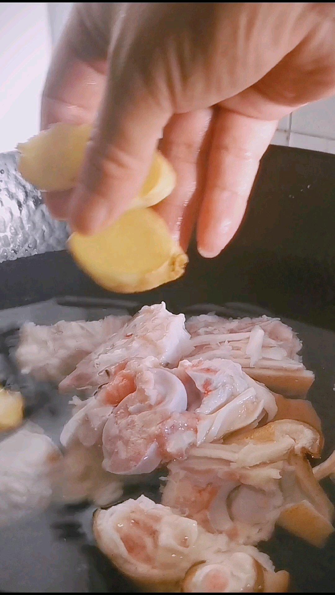 猪蹄莲藕汤的做法
