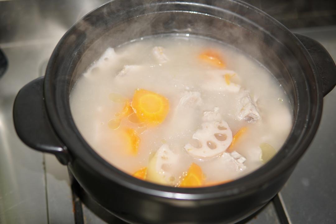 萝卜莲藕排骨汤