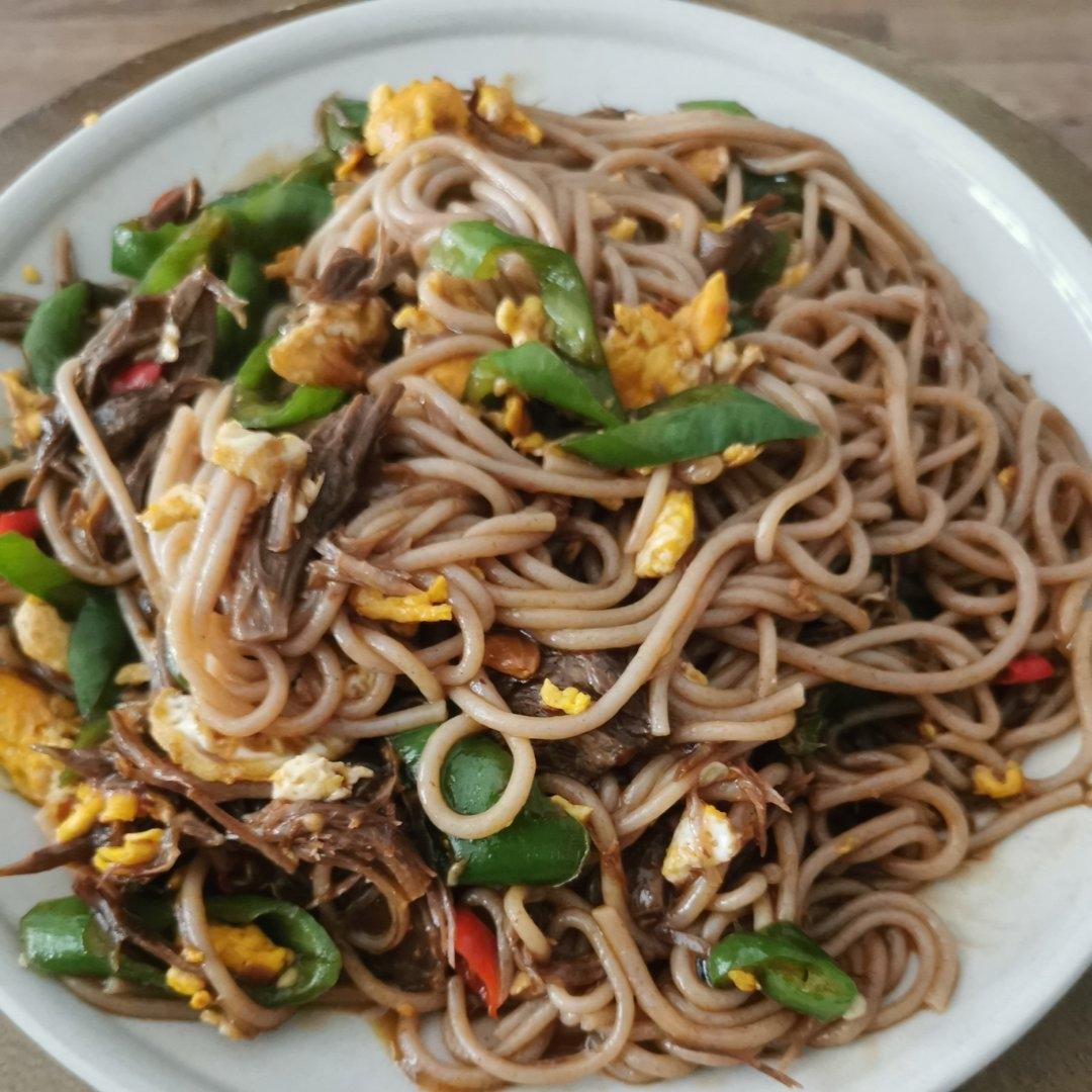 低脂好吃的青椒鸡蛋荞麦面