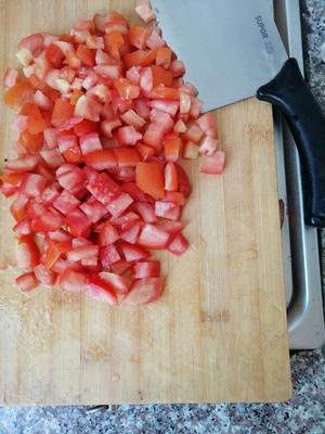 西红柿鸡蛋煮饺子皮的做法 步骤1
