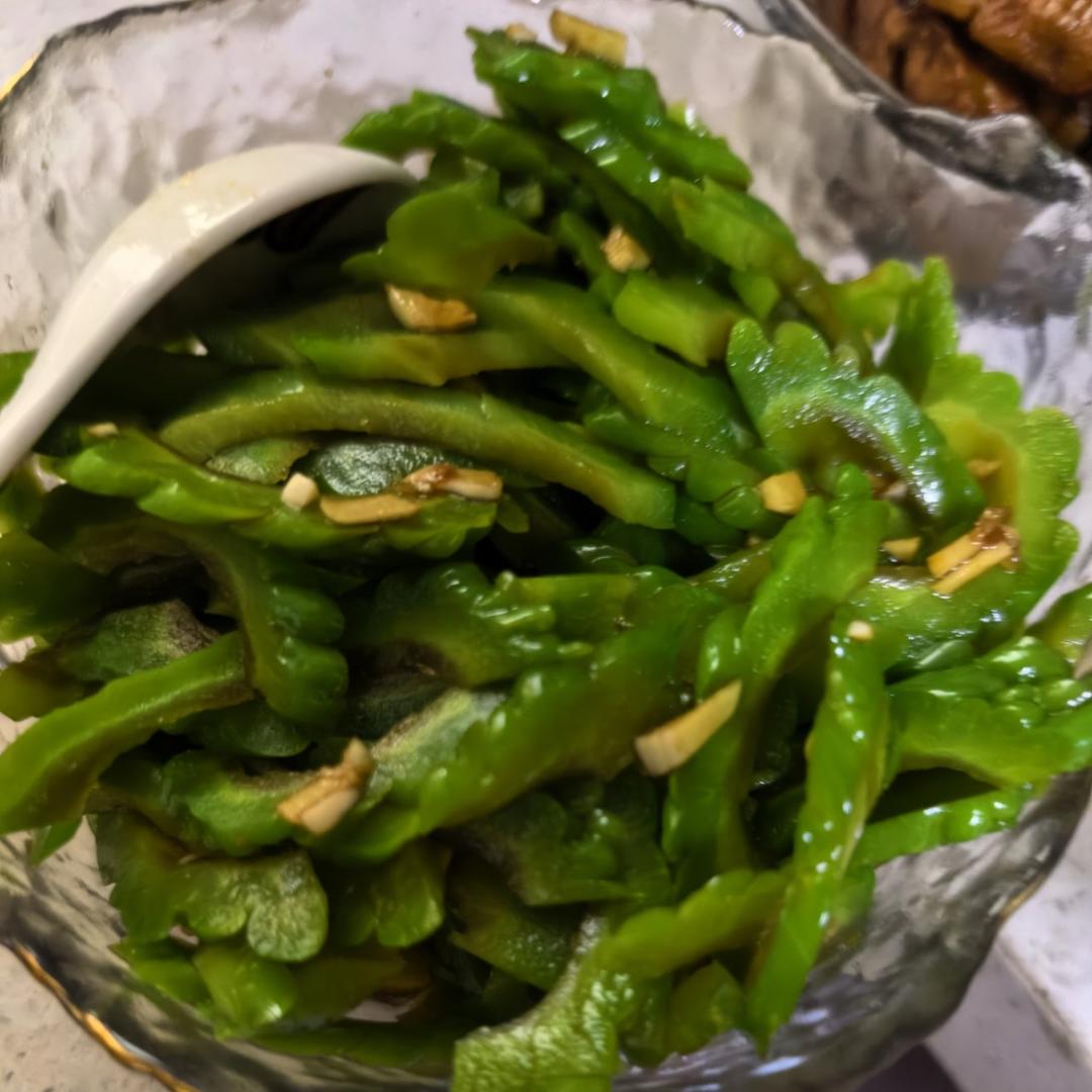 凉拌苦瓜(色碧、味脆)