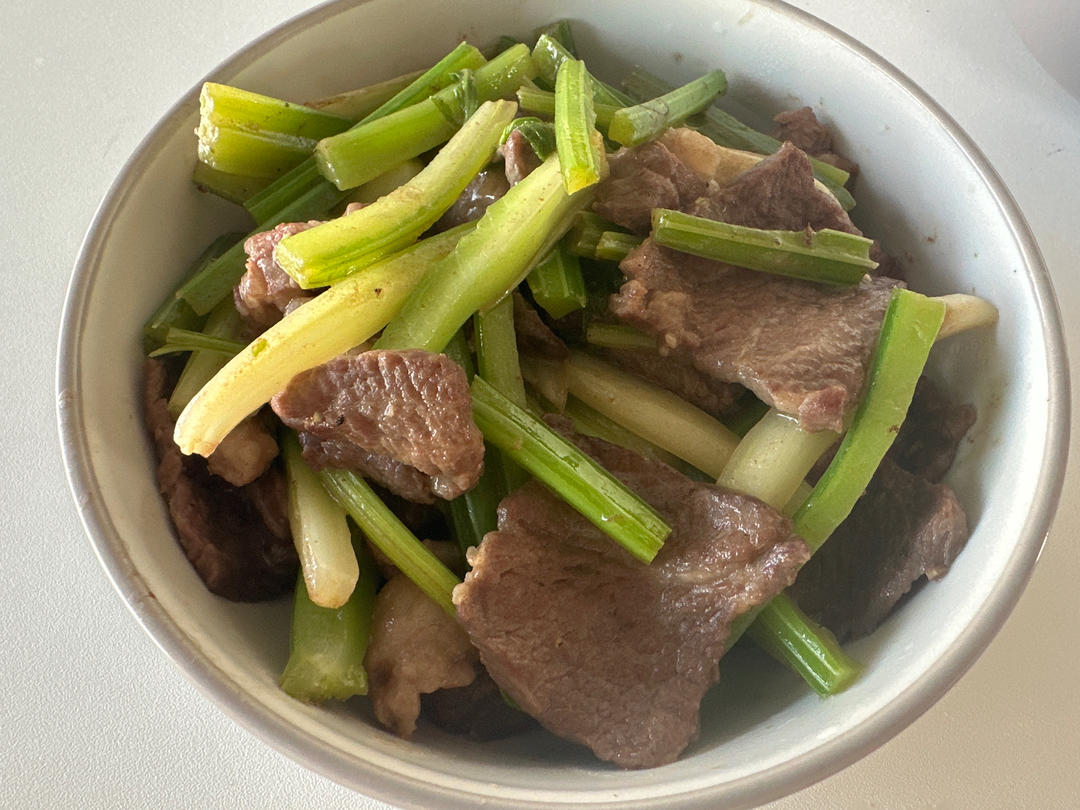 好吃到邻居敲门蹭饭的芹菜炒牛肉！