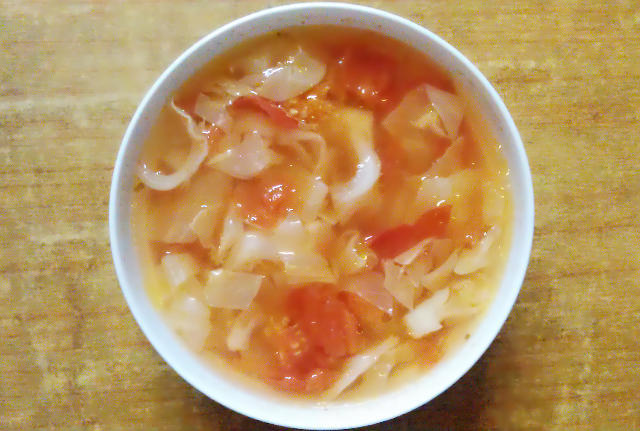 西红柿圆白菜汤的做法