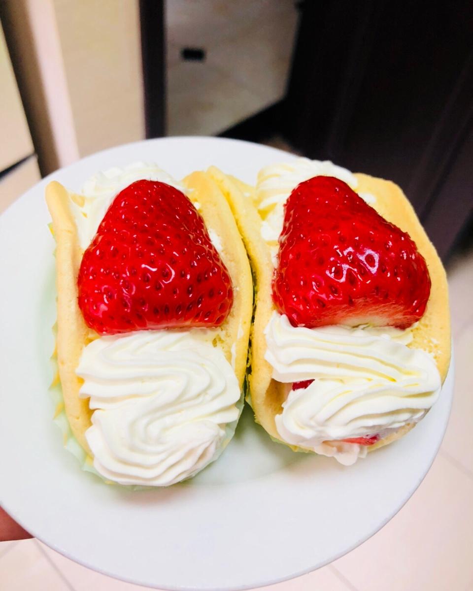韩国最热门的甜品店Le Bread Lab的草莓蛋糕卷