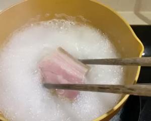 两碗米饭不够吃的春笋炒腊肉的做法 步骤7