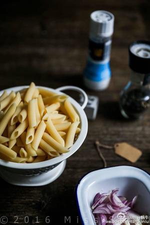 奶油牛肉蘑菇意面. Creamy beef and mushroom rigatoni.的做法 步骤2