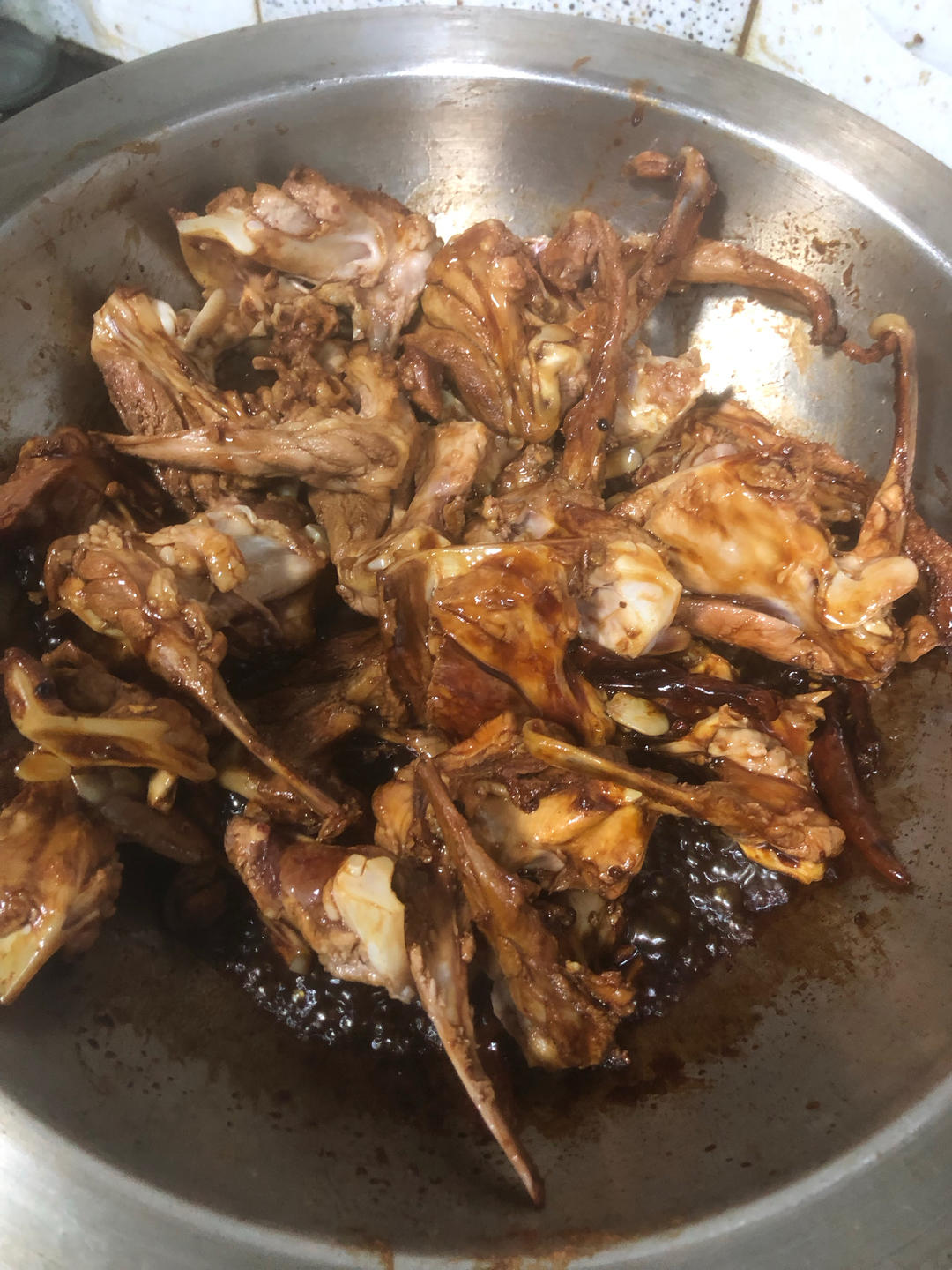 味道跟周黑鸭一样一样的，但更卫生更省钱的卤鸭架