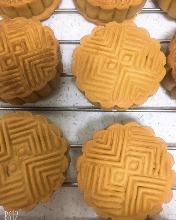 广式月饼—蛋黄芝麻月饼