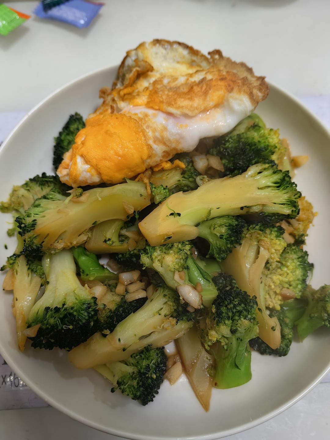 好吃到爆的耗油蒜蓉西兰花(从不修图，喜欢请关注)