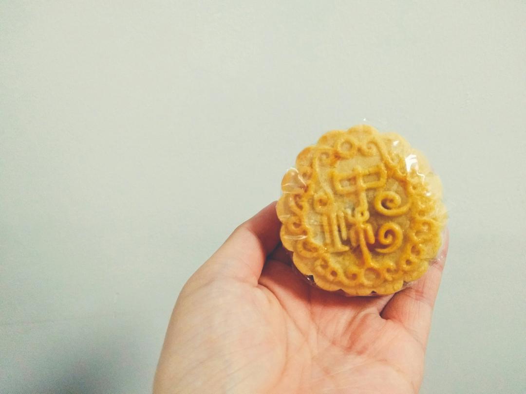 广式莲蓉蛋黄月饼 Moon Cakes with Egg yolk