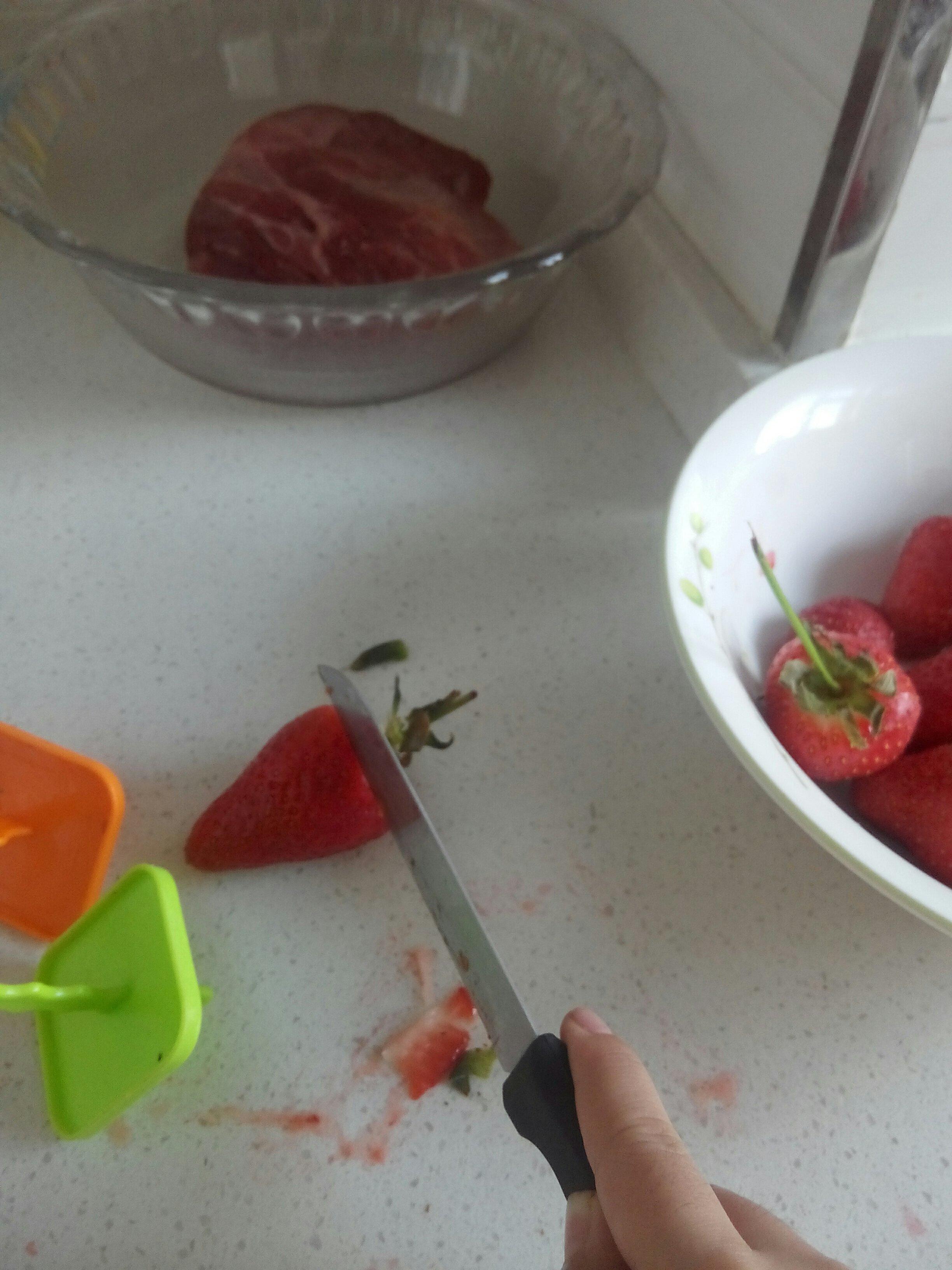 草莓冰冰棒的做法 步骤2