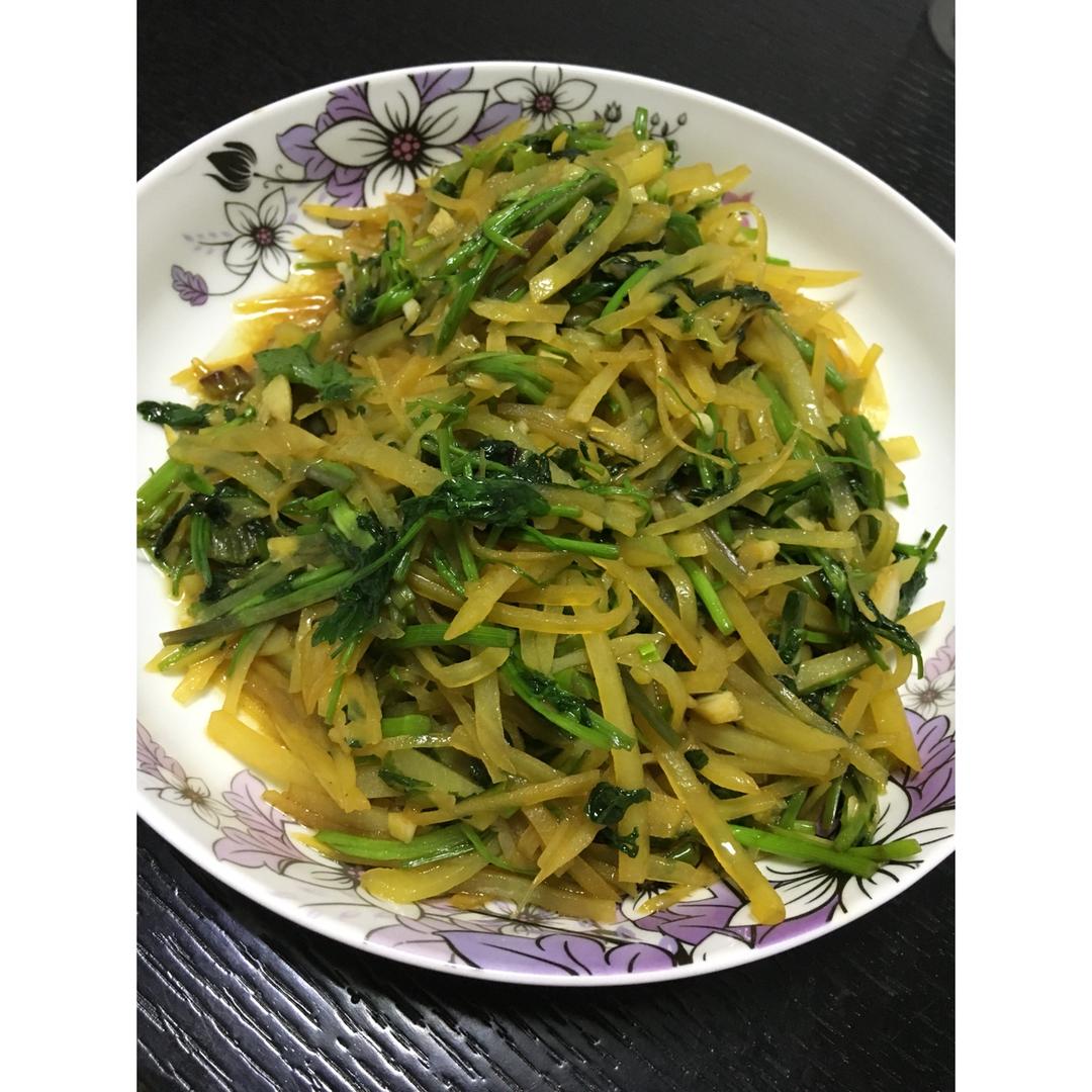 茶树菇炒野芹菜