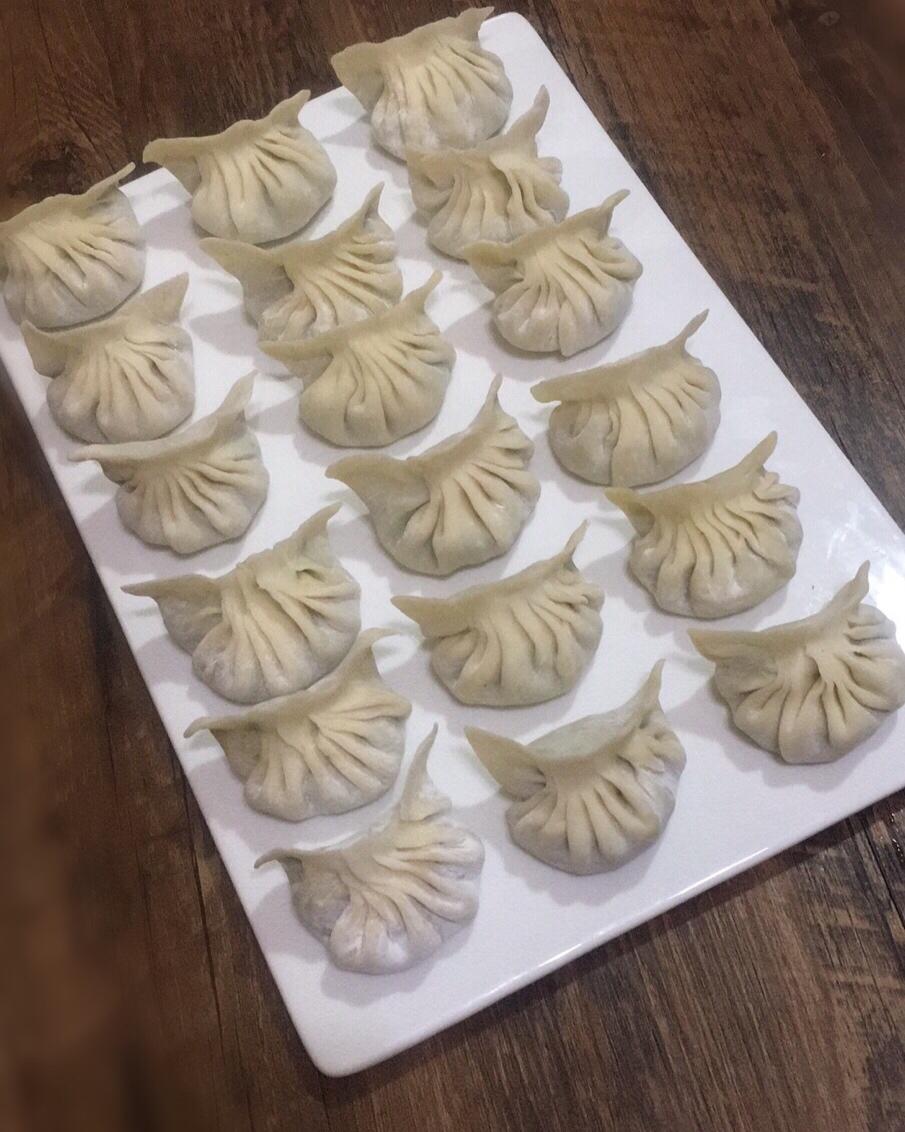 在我的儿时，物质匮乏，难得家中包回三鲜馅的水饺，我便会开心之极。每当妈妈把一大盘状如元宝一样的水饺端上桌之时，我们家中的几只小饿狼便如食珍馐美馔。多少年过去了，那种情形我仍记忆犹新……