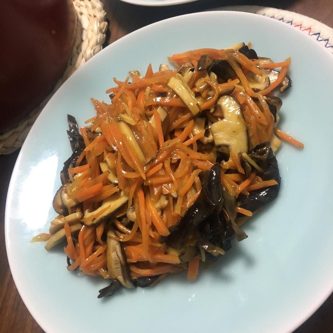 胡萝卜香菇炒木耳