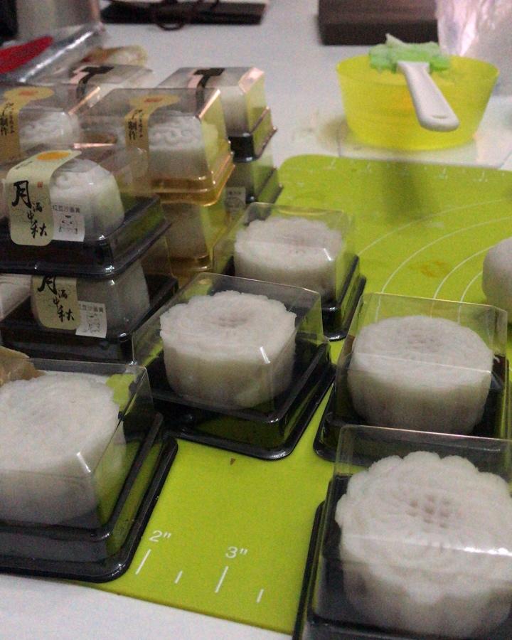 蛋黄白莲蓉冰皮月饼