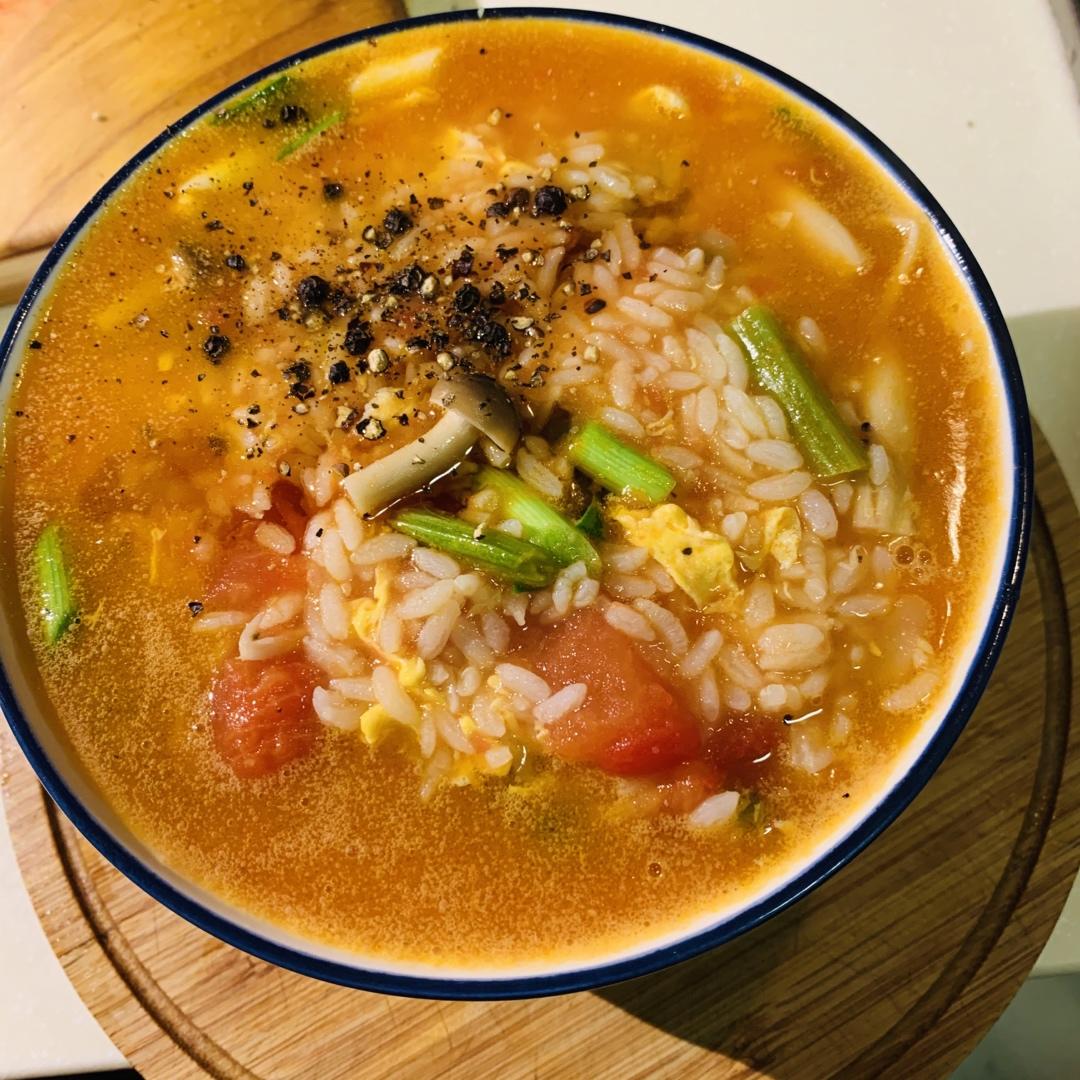 茄汁浓郁的番茄金针菇烫饭