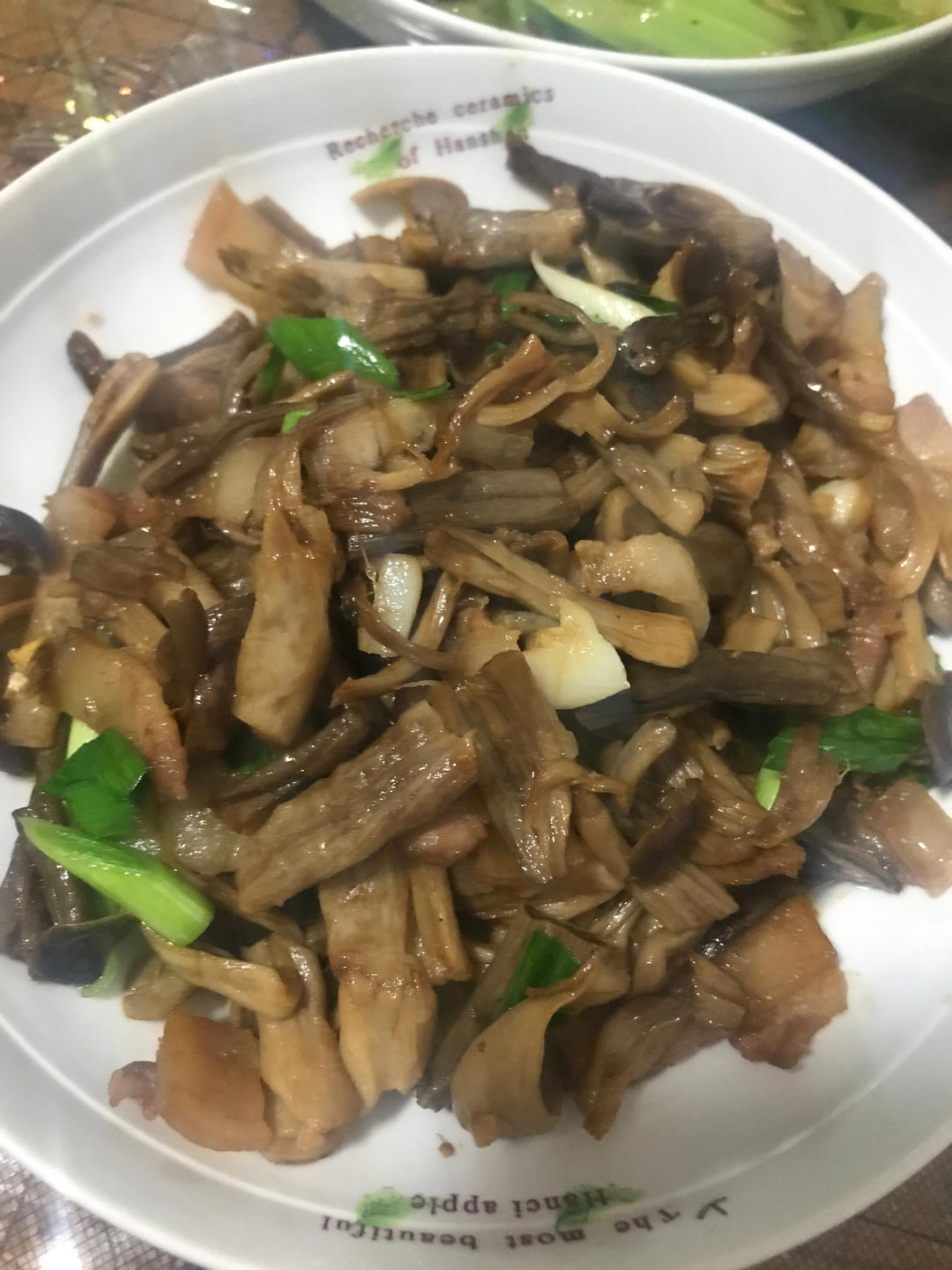 好做又好吃的家常五花肉炒鹿茸菇