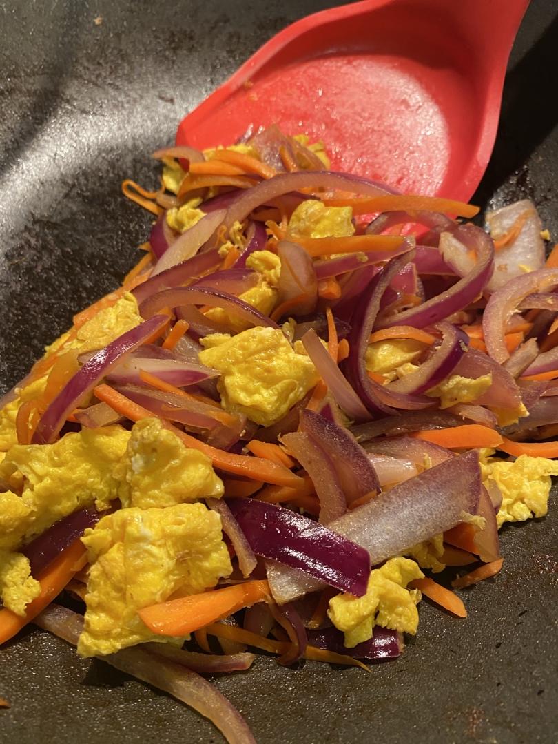 胡萝卜丝洋葱炒蛋
