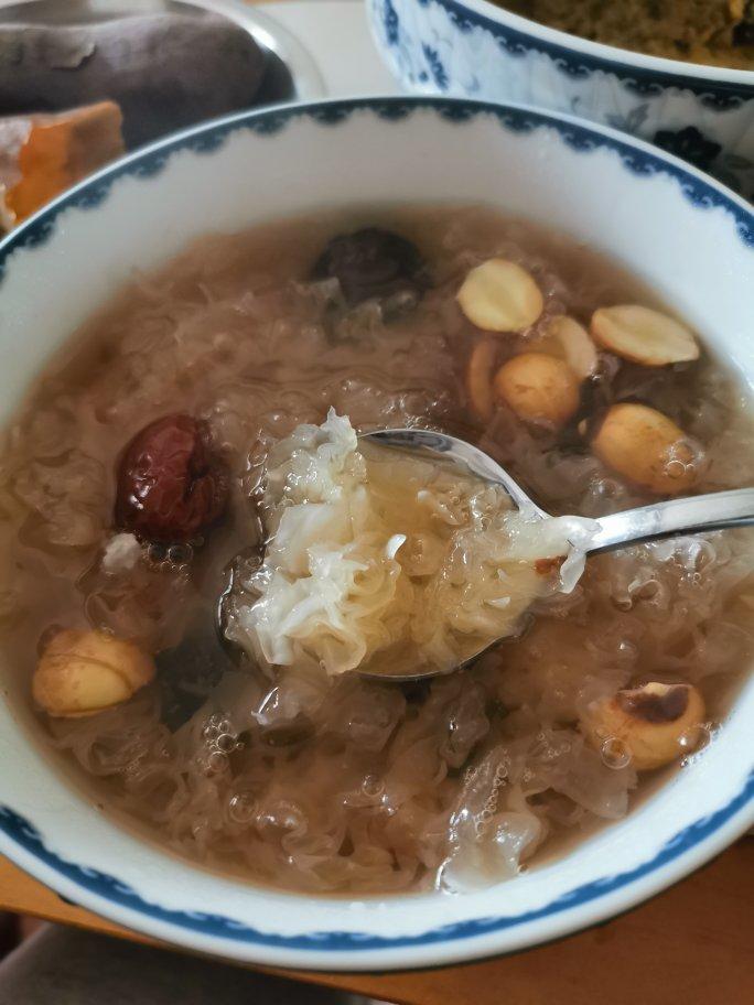 红枣银耳莲子羹（有出胶质、出胶，懒人的电压力锅版）