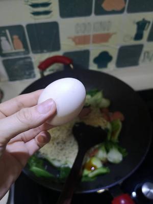 家常版--火腿肠青菜鸡蛋炒面的做法 步骤7