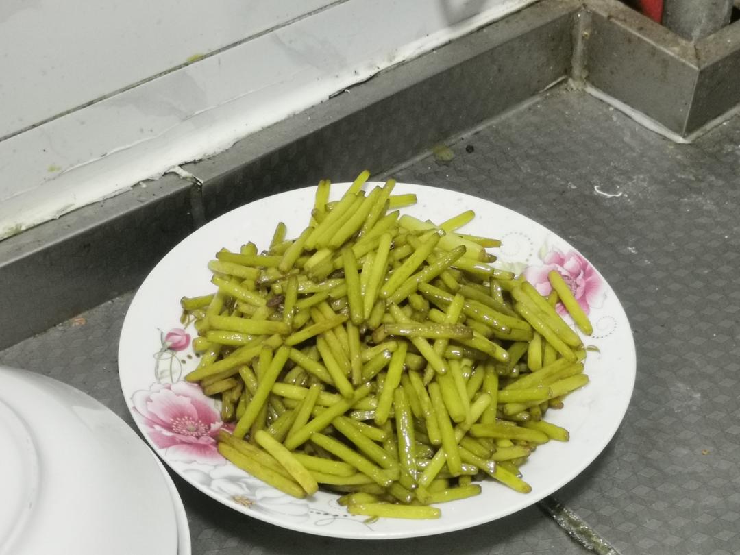 做法简单又下饭的炒蒜苔❗️
