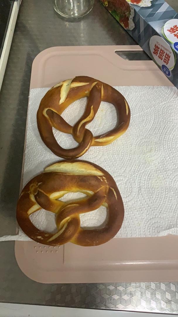 🥨黑麦碱水包Brezel🥨（小苏打版）