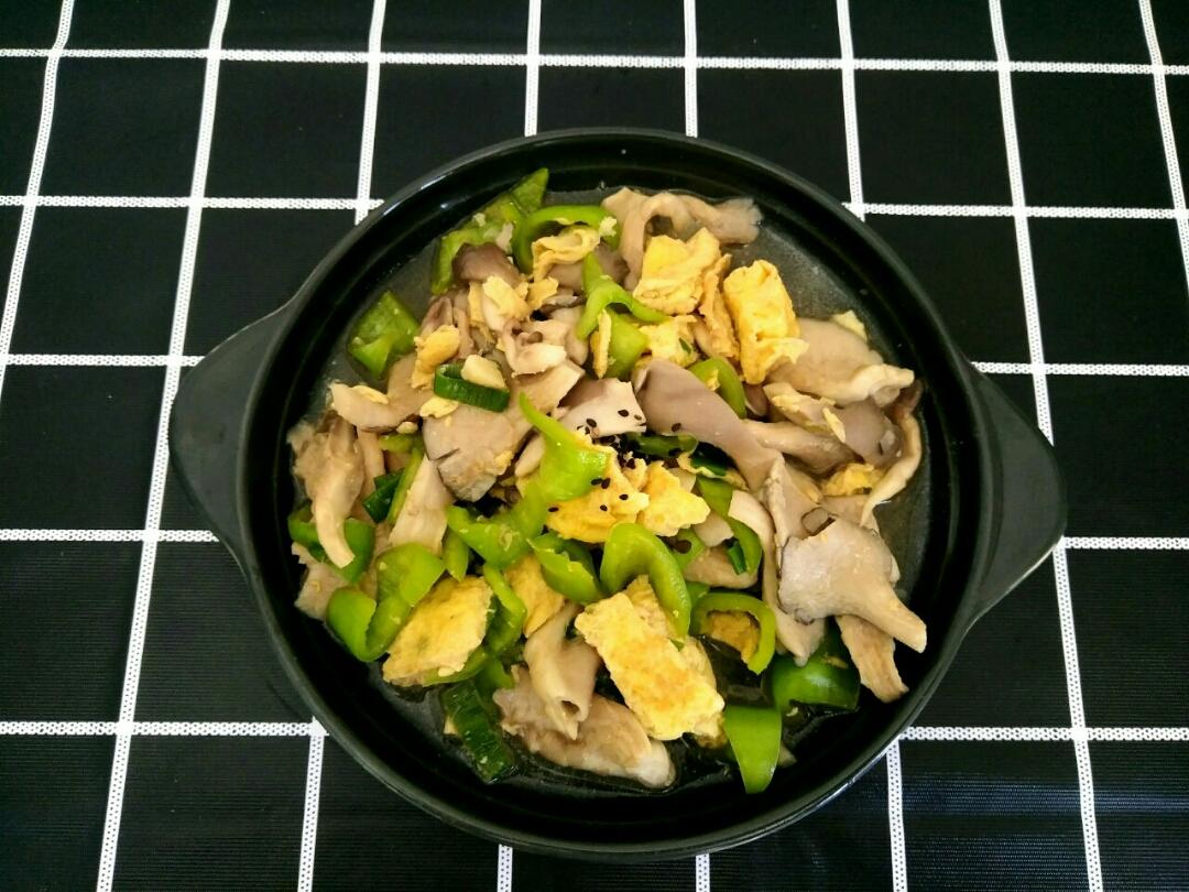平菇青椒炒鸡蛋 好吃又营养的超快手家常菜