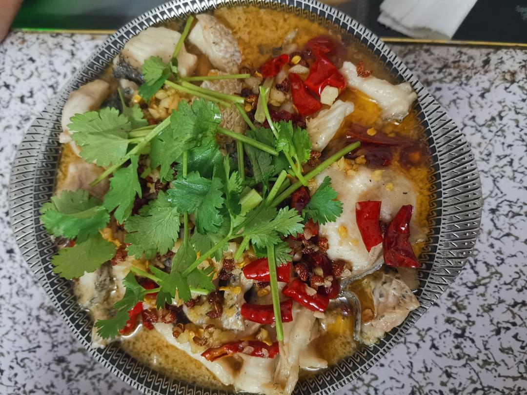 厨师长教你：川菜“酸菜水煮鱼”的家常做法，鱼片滑嫩，麻辣鲜香