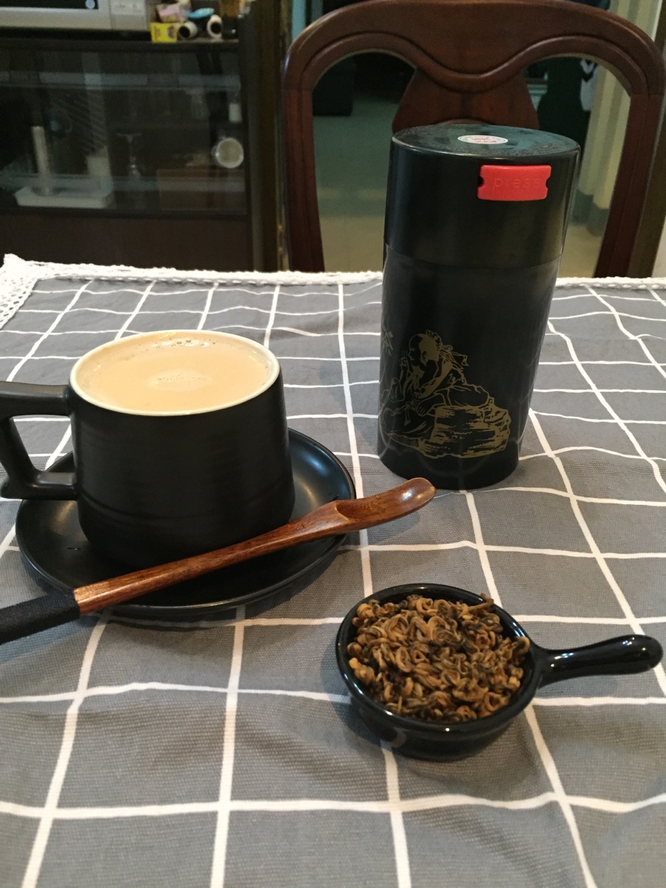 大🌧️天熬杯浓浓的奶茶，上好的金锣红茶茶香四溢、奶香醇厚，温暖身心的做法