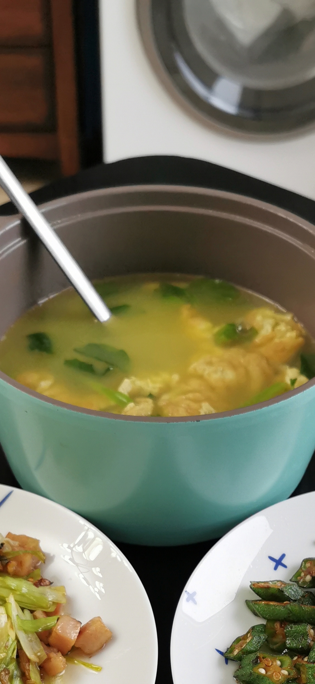 豌豆尖煎蛋汤的做法