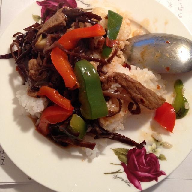 木耳青椒牛肉盖饭