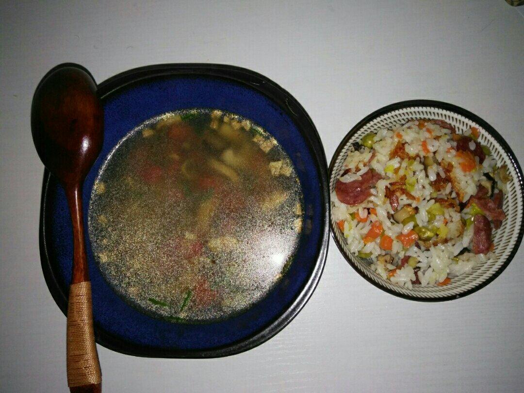 腊肠胡萝卜麦豆煲仔饭