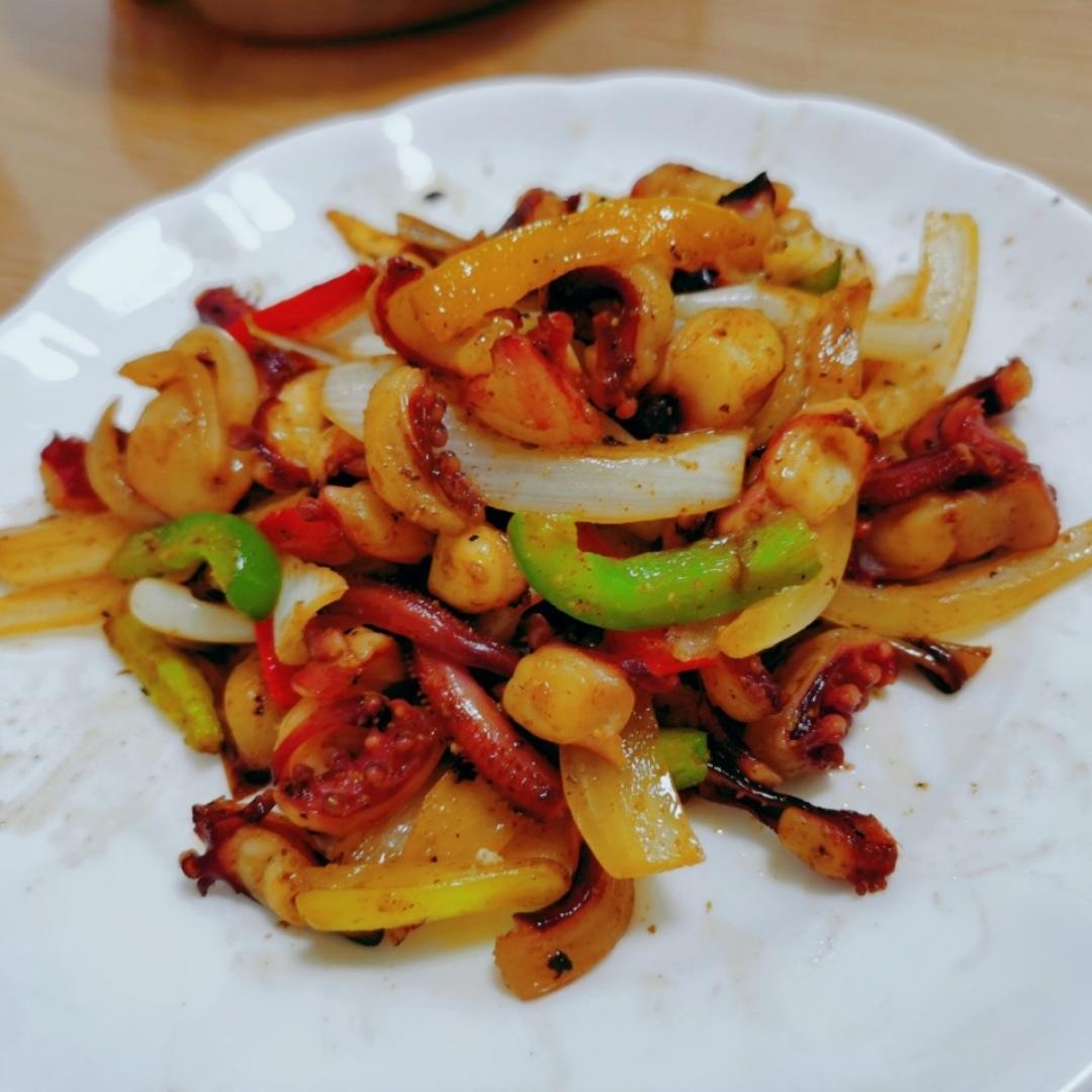 爆炒鱿鱼须，加上这一步，可以与铁板鱿鱼媲美