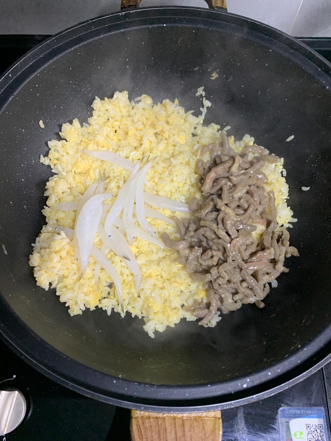 银鱼牛肉蛋炒饭的做法步骤图 怎么做好吃 快乐的小蛮猪 下厨房