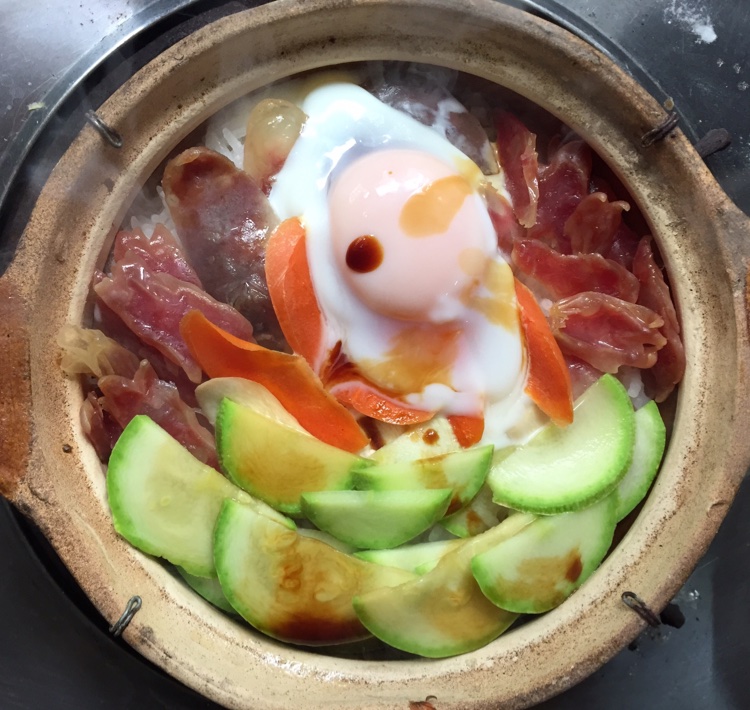 广式腊味煲仔饭