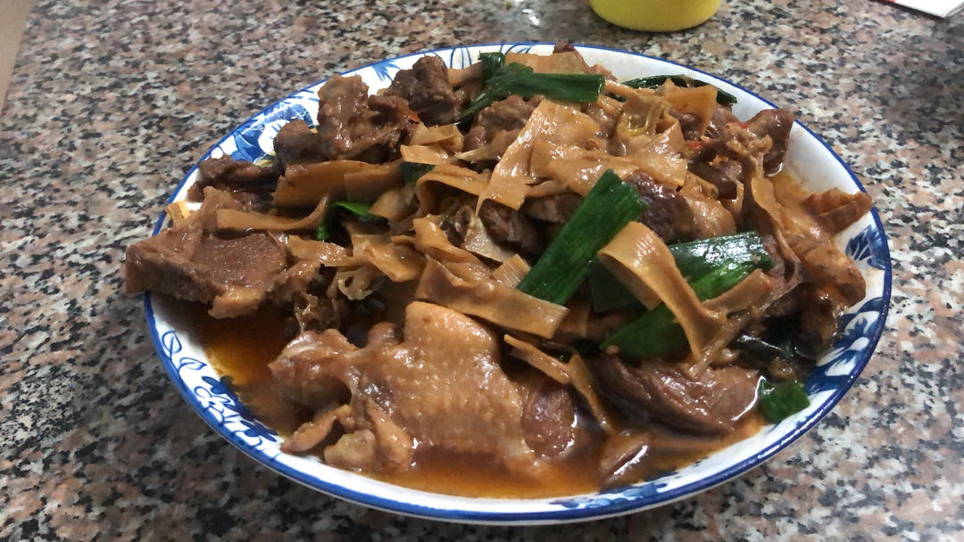 干笋焖鹅煲