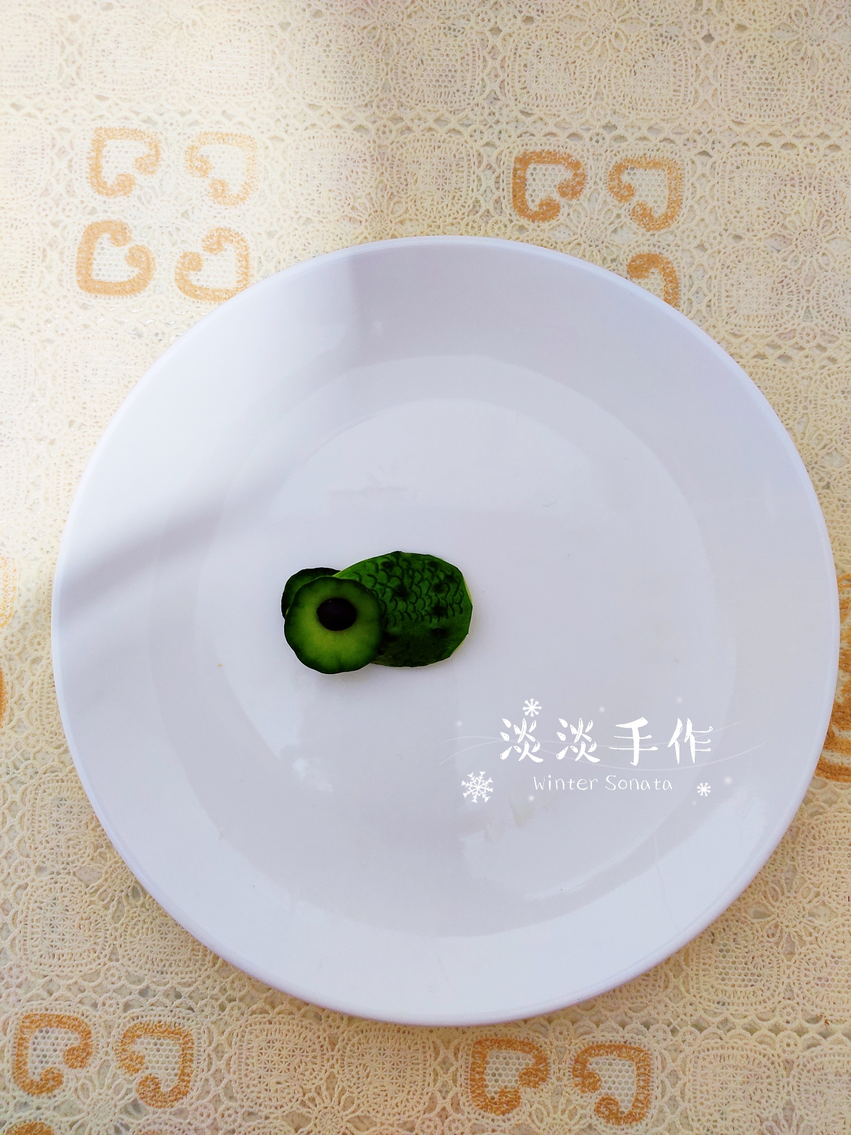 黄瓜金鱼(蔬菜盘饰/蔬菜摆盘/果蔬摆盘/果蔬盘饰)的做法 步骤1