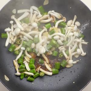 鲜菇青椒炒牛肉的做法 步骤3