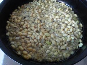 酥黄豆的做法 步骤3