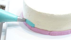 彩虹蛋糕抹面（动物奶油）的做法 步骤4