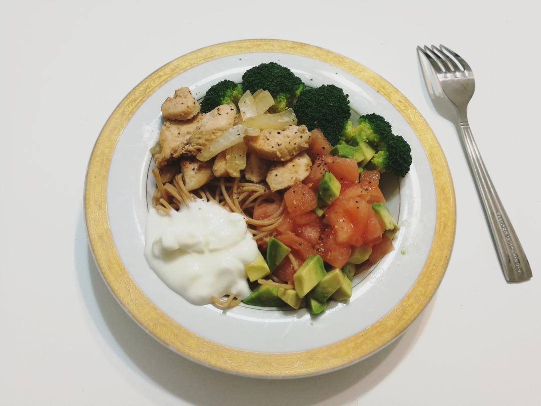 健康版伪白酱意面 | 牛油果三文鱼酸奶意面