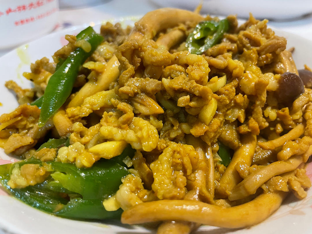 老人小孩都爱吃的新鲜茶树菇炒肉丝