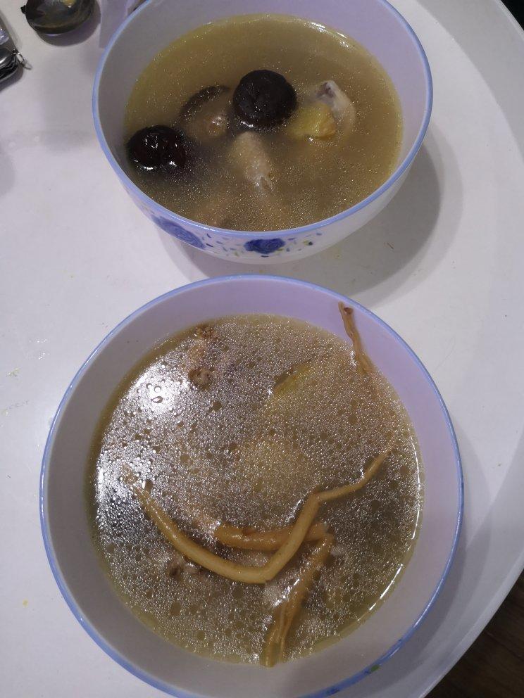 炖鸡汤(党参、当归、红枣、枸杞、香菇)